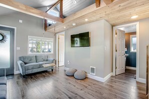 TV, offices - Adorable dog friendly hideaway with free WiFi private washer dryer and firepit (Lincoln City)