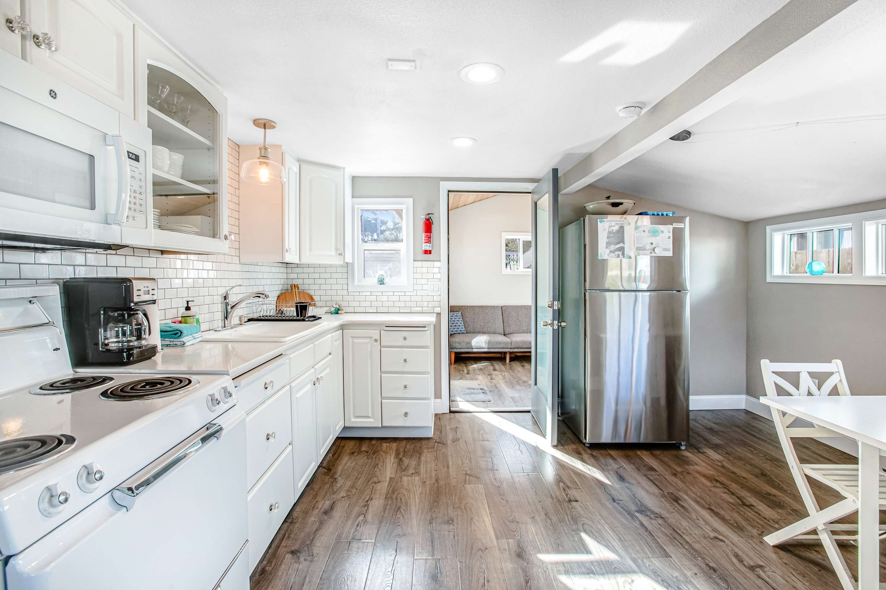 Refrigerador, microondas, horno y parrilla de estufa 