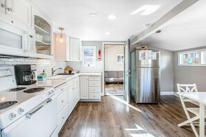 Private kitchen - Adorable, dog-friendly hideaway w/ free WiFi, private washer/dryer, & firepit (Lincoln City)