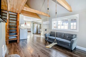 Living area - Adorable, dog-friendly hideaway w/ free WiFi, private washer/dryer, & firepit (Lincoln City)