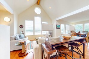 Dining - Dog friendly home with beautiful ocean view game room and easy beach access (Lincoln City)