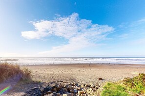 Beach nearby - Dog friendly home with beautiful ocean view game room and easy beach access (Lincoln City)