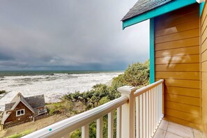 Property grounds - Dog friendly home with beautiful ocean view game room and easy beach access (Lincoln City)