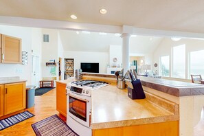 Fridge, microwave, oven, stovetop - Dog friendly home with beautiful ocean view game room and easy beach access (Lincoln City)