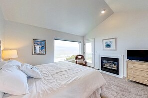 3 bedrooms, iron/ironing board, WiFi, bed sheets - Two Story Dog Friendly Oceanfront Home with Free WiFi and Gas Fireplace (Lincoln City)
