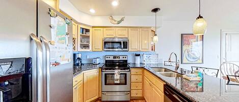 Kjøleskap, mikrobølgeovn, ovn og kokeplater