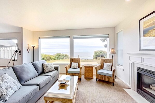 TV, fireplace, DVD player, stereo - Two Story Dog Friendly Oceanfront Home with Free WiFi and Gas Fireplace (Lincoln City)