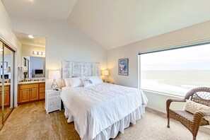 3 bedrooms, iron/ironing board, WiFi, bed sheets - Two Story Dog Friendly Oceanfront Home with Free WiFi and Gas Fireplace (Lincoln City)