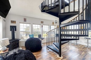 Interior - Lighthouse Inspired Home with Ocean Views Gas Fireplace Fast WiFi 2 Dogs OK (Lincoln City)