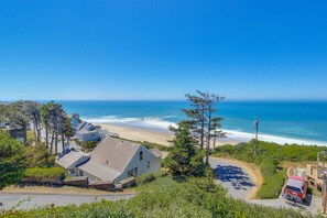 Beach nearby - Lighthouse Inspired Home with Ocean Views Gas Fireplace Fast WiFi 2 Dogs OK (Lincoln City)