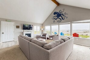 TV, offices - Dog Friendly Bayfront Beauty with a Private Hot Tub Free WiFi and Washer Dryer (Lincoln City)