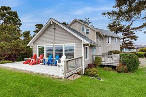 Terrace/patio - Dog Friendly Bayfront Beauty with a Private Hot Tub Free WiFi and Washer Dryer (Lincoln City)