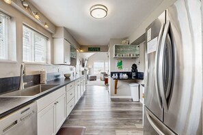Fridge, microwave, oven, stovetop - Dog Friendly Bayfront Beauty with a Private Hot Tub Free WiFi and Washer Dryer (Lincoln City)