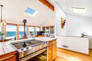 Interior - Limited Time Deals Coastal Hideaway with Ocean Views and Spacious Deck (Lincoln City)