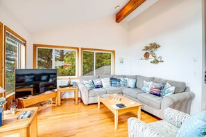 TV - Limited Time Deals Coastal Hideaway with Ocean Views and Spacious Deck (Lincoln City)