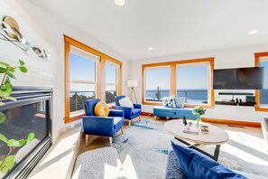 Televisio, takka, videopelejä, pöytäjalkapallopöytä