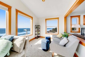 Televisio, takka, videopelejä, pöytäjalkapallopöytä