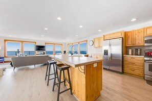 Jääkaappi, mikroaaltouuni, uuni, liesi