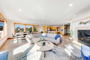 Fernseher, Kamin, Videospiele, Tischfußball