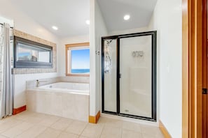 Shower, hair dryer, towels, shampoo - Dog Friendly Coastal Retreat with Ocean Views (Lincoln City)