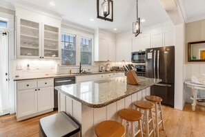 Fridge, microwave, oven, stovetop - Dog Friendly Beach House with Free WiFi a Furnished Deck Hot Tub and Grill (Lincoln City)