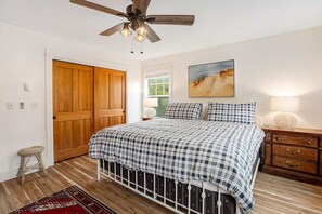 3 bedrooms, iron/ironing board, WiFi, bed sheets - Dog Friendly Beach House with Free WiFi a Furnished Deck Hot Tub and Grill (Lincoln City)