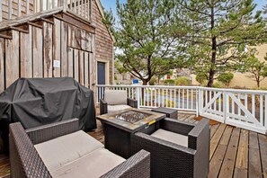 Terrace/patio - Dog Friendly Beach House with Free WiFi a Furnished Deck Hot Tub and Grill (Lincoln City)