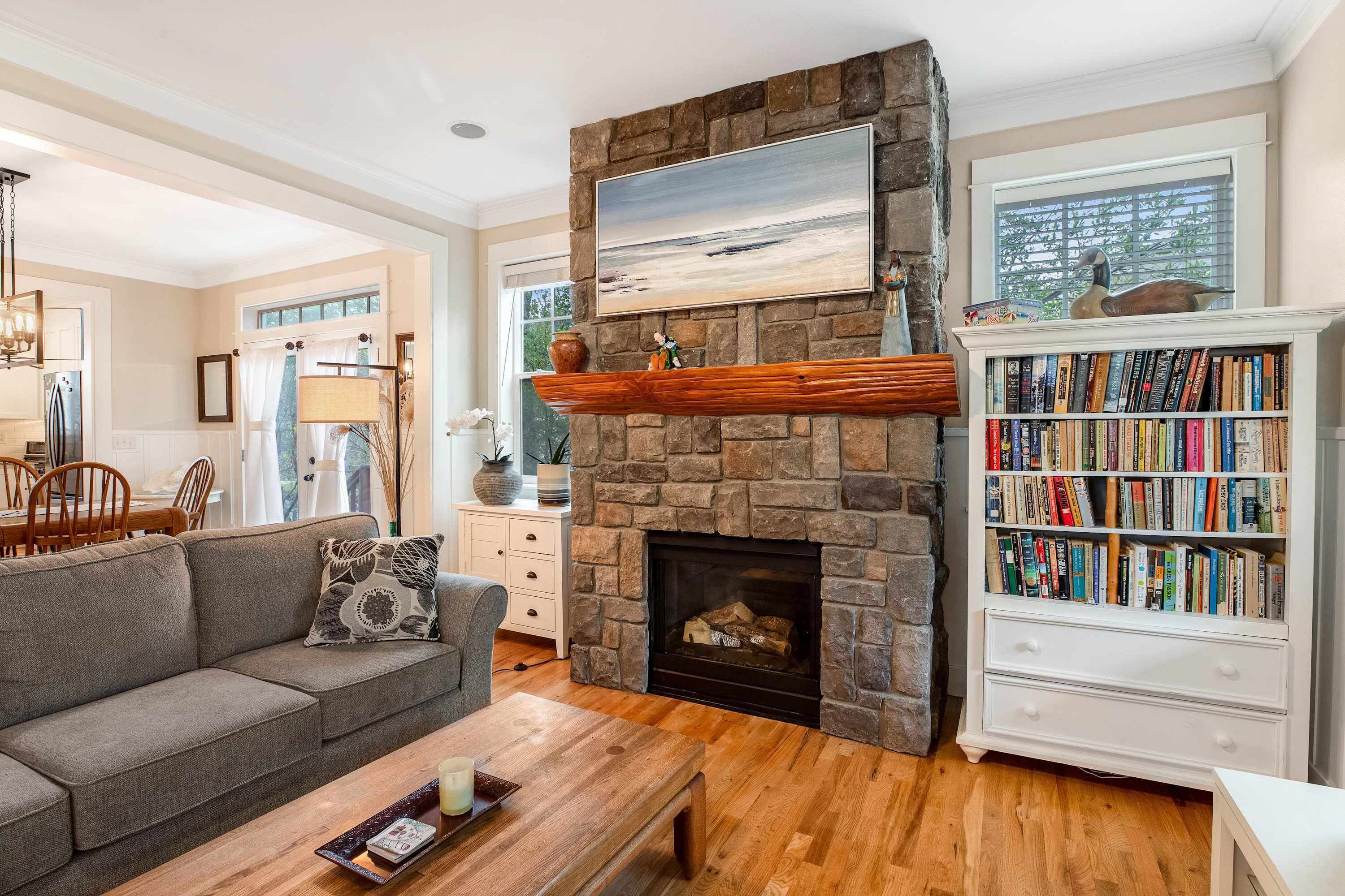 Televisie, een open haard en een kantoor