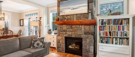 Televisión, chimenea y oficina