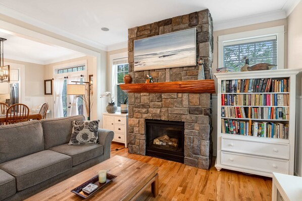 TV, fireplace, offices - Dog Friendly Beach House with Free WiFi a Furnished Deck Hot Tub and Grill (Lincoln City)