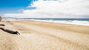 Ein Strand mit blauem Himmel und Meereswellen.