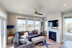 TV, fireplace, offices - Ocean view home with private hot tub fireplaces balcony beach and pool access (Lincoln City)