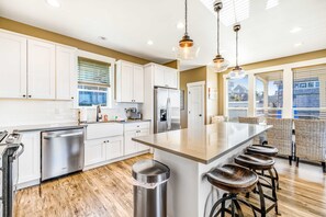 Fridge, microwave, oven, stovetop - Coastal Oasis Near the Beach and Town with Private Hot Tub Fast WiFi and Ocean Views (Lincoln City)