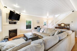 TV, fireplace - Family Home with Game Room WiFi Fireplace Private Hot Tub Walk to Beach (Lincoln City)