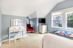 5 bedrooms, desk, iron/ironing board, travel cot - Family Home with Game Room WiFi Fireplace Private Hot Tub Walk to Beach (Lincoln City)
