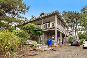 Exterior - Family Home with Game Room WiFi Fireplace Private Hot Tub Walk to Beach (Lincoln City)