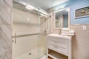 Chuveiro, secador de cabelo, toalhas de banho, shampoo