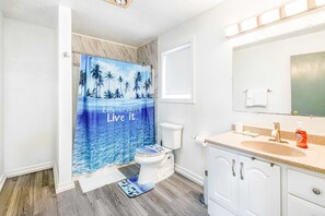 Shower, hair dryer, towels, shampoo - Ocean view home with pool table and fast WiFi steps to beach shops and eateries (Lincoln City)