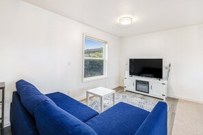 TV, fireplace, table football - Ocean view home with pool table and fast WiFi steps to beach shops and eateries (Lincoln City)