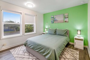 2 bedrooms, desk, iron/ironing board, WiFi - Ocean view home with pool table and fast WiFi steps to beach shops and eateries (Lincoln City)