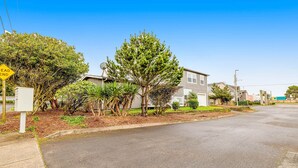 A residential street with houses, a road, and a 'Dead End' sign. - Ocean view home with pool table and fast WiFi steps to beach shops and eateries (Lincoln City)