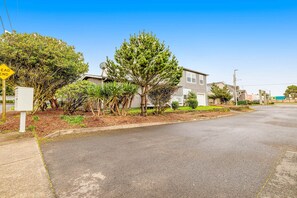 Property grounds - Ocean view home with pool table and fast WiFi steps to beach shops and eateries (Lincoln City)