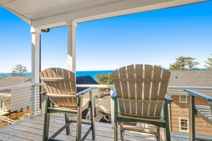 Terrace/patio - Gorgeous Ocean View Home with Private Hot Tub Fast WiFi Gas Fireplaces and with D (Lincoln City)