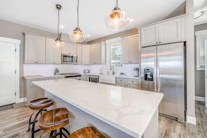 Fridge, microwave, oven, stovetop - Gorgeous Ocean View Home with Private Hot Tub Fast WiFi Gas Fireplaces and with D (Lincoln City)