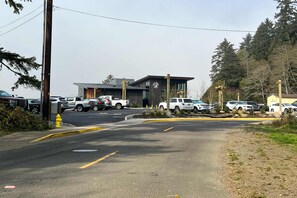 Property grounds - Dog friendly home with a patio near Siletz Bay walk to the beach and parks (Lincoln City)