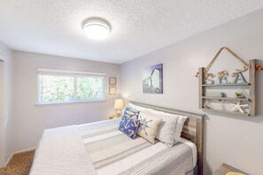 3 bedrooms, travel cot, WiFi, bed sheets - Dog friendly home with a patio near Siletz Bay walk to the beach and parks (Lincoln City)