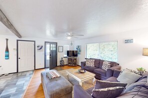 TV, DVD player, stereo - Dog friendly home with a patio near Siletz Bay walk to the beach and parks (Lincoln City)