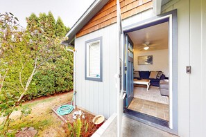 Terrace/patio - Dog friendly home with a patio near Siletz Bay walk to the beach and parks (Lincoln City)