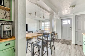 Dining - Ground floor condo 1 block from the beach with private patio dog friendly (Lincoln City)