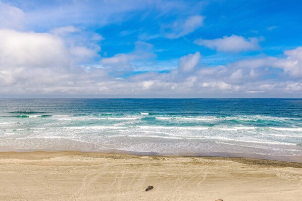 Beach nearby - Ground-floor condo 1 block from the beach with private patio - dog-friendly (Lincoln City)